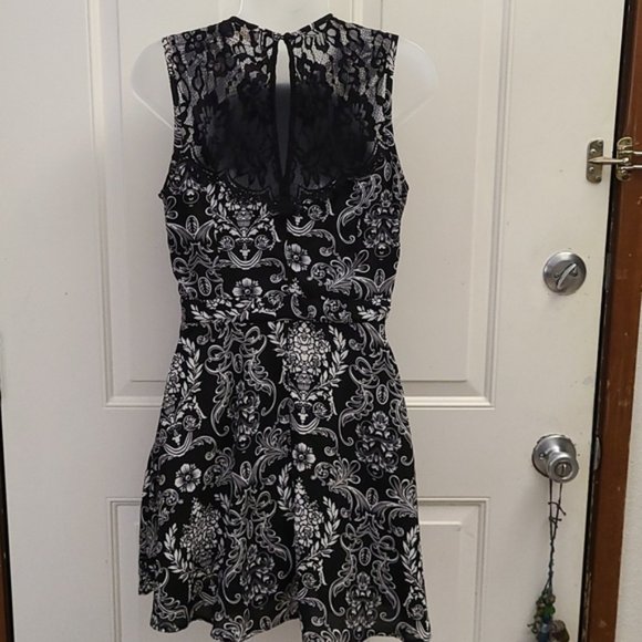 Forever 21 Black & White Dress - Picture 4 of 11